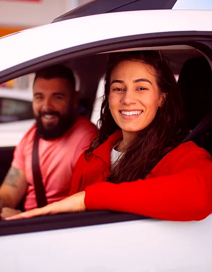 Clés de voiture devant un nouveau véhicule